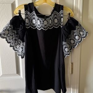 Loft open sleeve flutter top in black/white classic top size L